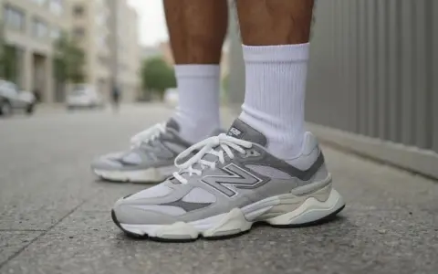 Szare buty New Balance na miejskim chodniku. Stylowy poradnik, jak nosić klasykę.