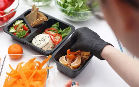 Jak założyć catering dietetyczny? Sanepid, koszty, marketing i zyski