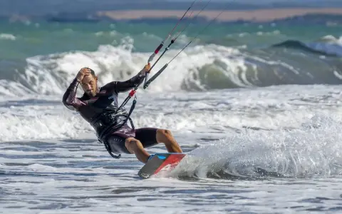 Kitesurfing Chorwacja: Gdzie i kiedy? Odkryj idealny spot!