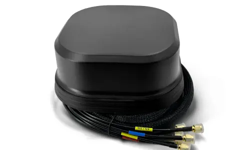 Schwarze Antennenhalterung mit mehreren Kabeln, die für 4G/5G-Verbindungen gekennzeichnet sind.