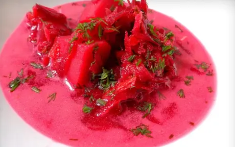 Zupa buraczkowa jak u babci – przepis na smak dzieciństwa