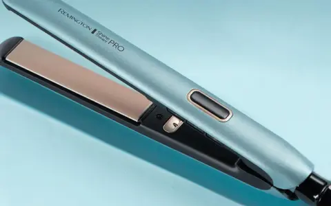Niebieska prostownica Remington Shine Therapy PRO z złotymi płytkami na jasnoniebieskim tle.