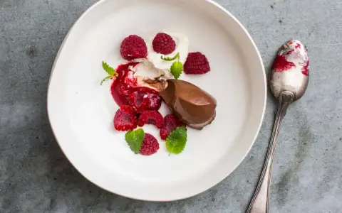 Chokladpudding med hallon och mynta. Ett perfekt recept för dig som älskar choklad.