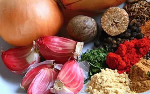 Cebollas, ajos rosados y especias como pimentón y comino, algunos de los alimentos ricos en quercetina para una dieta saludable.