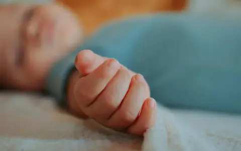 Mano de bebé dormido, parte de un ciclo sueño bebé.