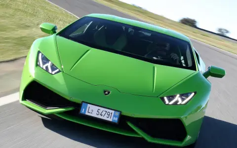 Zielony Lamborghini Huracan na torze wyścigowym. Sprawdź, jaka jest aktualna lamborghini huracan cena i możliwości tego cacka.