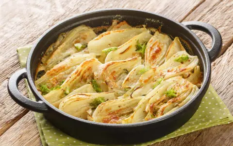 Finocchi in padella, dorati e profumati, pronti per essere gustati.