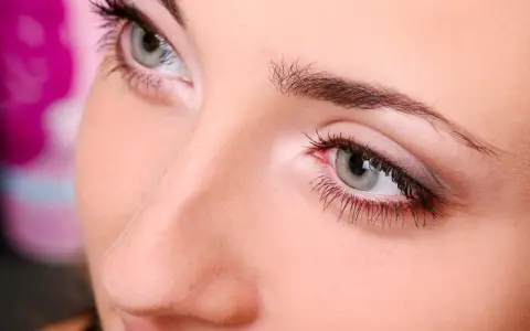 Regard intense, cils longs et volumineux, pose volume russe pour un regard captivant.
