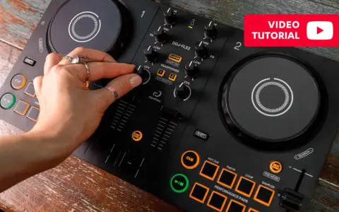 Ręka DJ-a kręci gałką EQ na kontrolerze DDJ-FLX2. Dowiedz się, co to eq i jak go używać w tym wideo tutorialu.