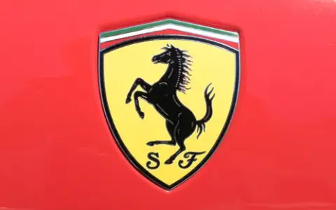 Jak wygląda znaczek Ferrari? Odkryj jego symbolikę i historię