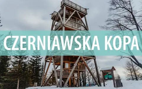 Drewniana wieża widokowa na szczycie Czerniawska Kopa, otoczona zimowym lasem.