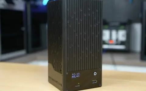 Svart, vertikalt fläktat chassi för en Raspberry Pi NAS med en liten display och USB-portar på framsidan.