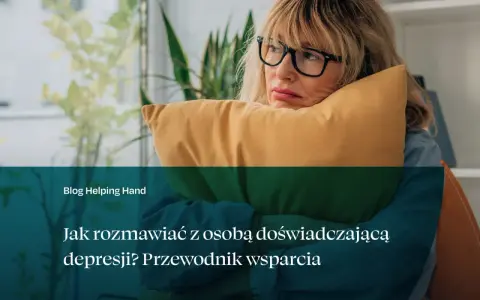Kobieta z poduszką, smutna. Przewodnik wsparcia: jak pomóc dorosłej córce w depresji.