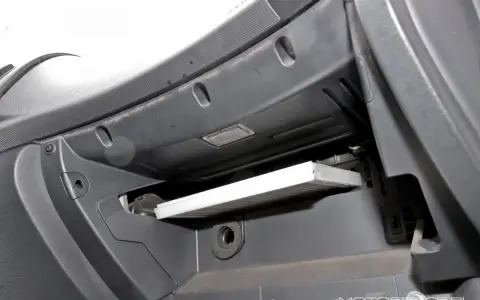 Nowy filtr kabinowy Audi A3 8P znajduje się w schowku pasażera, gotowy do wymiany.