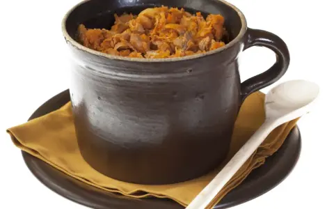 Tradycyjny bigos w glinianym naczyniu, gotowy do spożycia. Zastanawiasz się nad bigos kcal?