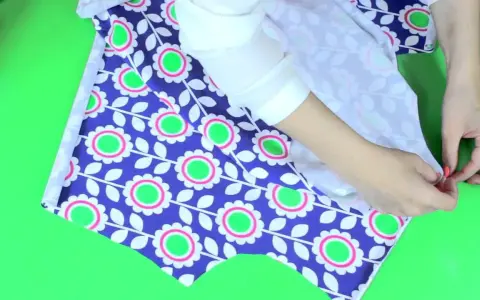 Jak przerobić sukienkę na kombinezon? DIY zero waste krok po kroku.