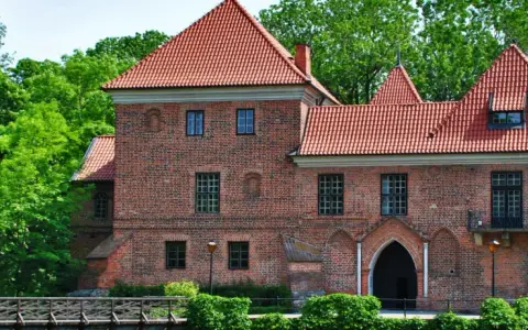 Zamek w Łęczycy, jedna z głównych atrakcji regionu, otoczony zielenią.