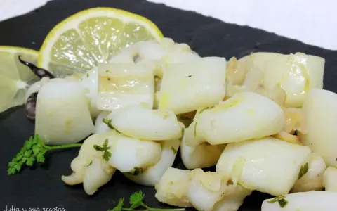 Sabrosa sepia al ajillo, troceada y salteada con ajo y perejil, servida con rodajas de limón.