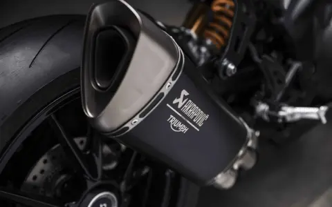 Wydech Akrapovič z logo Triumph. Zastanawiasz się, ile decybeli może mieć auto? Ten motocykl z pewnością doda mocy wrażeniom.