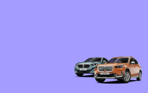 Zwei BMW X1, einer in Orange, einer in Blaugrün, stehen nebeneinander. Welcher Motor ist der beste für den BMW X1?