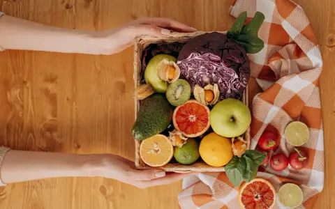 Kosz owoców i warzyw: czerwona kapusta, awokado, kiwi, jabłka, cytrusy, szpinak. Zdrowa dieta pomoże Ci jak obniżyć ciśnienie.