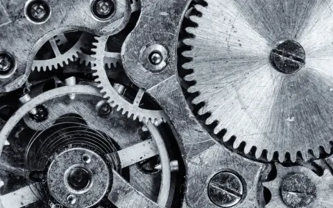 Złożony mechanizm zegarka, zębatki i sprężyny tworzą skomplikowany mechanizm rozproszonego ja, gdzie każdy element ma swoje miejsce.