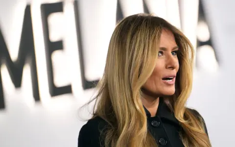 Melania Trump na tle napisu "MELANIA".