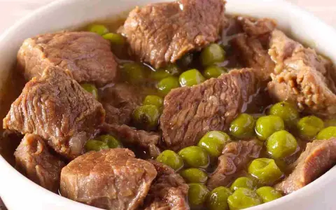 Un saporito spezzatino con piselli, un classico piatto italiano che scalda il cuore e il palato.