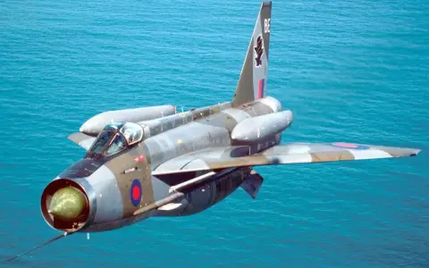 Ein Lightning-Flugzeug fliegt über das Meer.