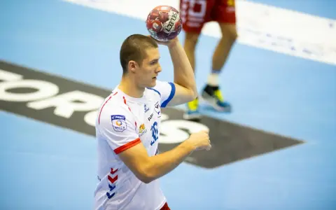 Wiktor Tomczak, zawodnik piłki ręcznej, przygotowuje się do rzutu.