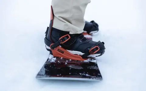 Snowboarder gotowy do jazdy. Sprawdźcie snowboarding terminarz i wyniki, by kibicować najlepszym!