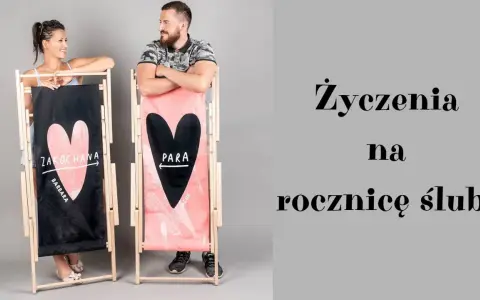 Para zakochanych przy leżakach z sercami. Idealne śmieszne życzenia na rocznicę ślubu dla Barbary i Jacusa.