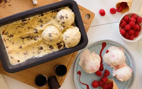 Pyszne domowe lody czekoladowe i malinowe, gotowe do podania. Idealne na upalne dni!