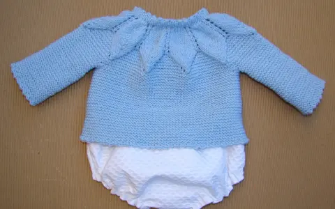 Jersey primera puesta dos agujas paso a paso. Conjunto tejido a mano, jersey azul cielo con cuello de hojas y pololo blanco.