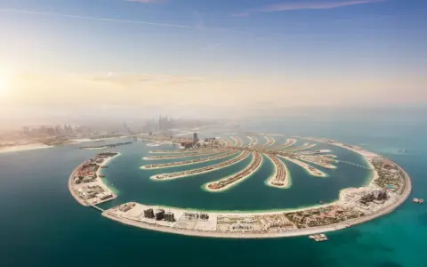 Palm Jumeirah, ikona Dubaju. Co zobaczyć? Sztuczna wyspa w kształcie palmy, luksusowe hotele i widok na panoramę miasta.