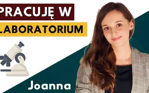 Joanna pracuje w laboratorium, gdzie zajmuje się analityką medyczną. Na zdjęciu widać ją obok mikroskopu.