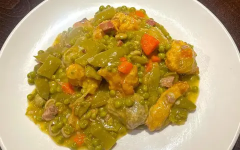 Guiso de judías verdes, guisantes y trozos de carne, un plato que evoca la comida típica de Palencia.