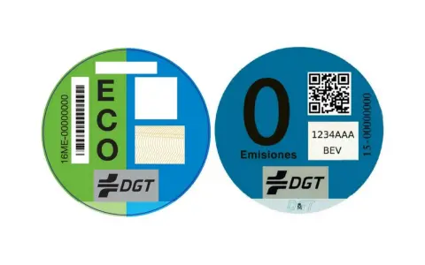 Dos pegatinas de la DGT para vehículos eco: una con "ECO" y otra con "0 Emisiones".