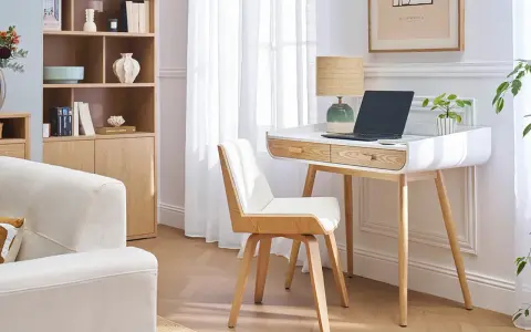 Un coin teletravail lumineux avec bureau blanc et bois, ordinateur portable, lampe et plante. Une étagère en bois et un canapé clair complètent l'espace.