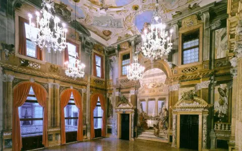 Intérieur somptueux d'un palais labia, avec lustres en cristal, fresques au plafond et tentures de velours rouge.