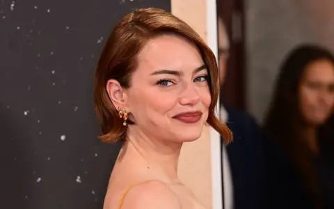 Emma Stone luce unos elegantes peinados pelo corto, con un corte bob asimétrico y un tono cobrizo vibrante.
