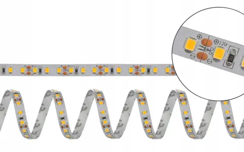 Pasek LED SMD 2835 z widocznymi parametrami 12V, idealny do oświetlenia.
