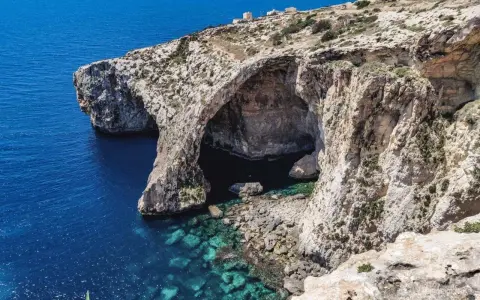 Malta: skaliste wybrzeże z jaskinią i turkusową wodą. Idealne miejsce, by zobaczyć, co zwiedzać na Malcie.