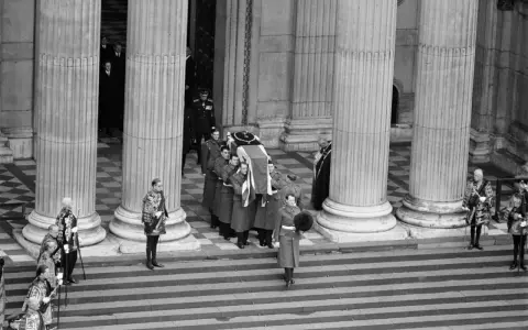 Porteurs militaires transportent le cercueil de Winston Churchill, un événement marquant la fin de sa vie, de quoi est mort Winston Churchill ? La question reste.