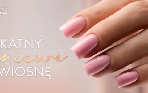 Delikatny manicure na wiosnę w pastelowych, naturalnych kolorach. Dłonie zdobi złoty pierścionek.