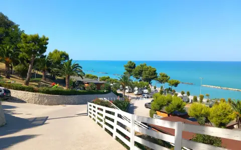Villaggio Riva Verde, Marche: un paradiso con mare azzurro e verde rigoglioso. Le recensioni confermano la bellezza del luogo.