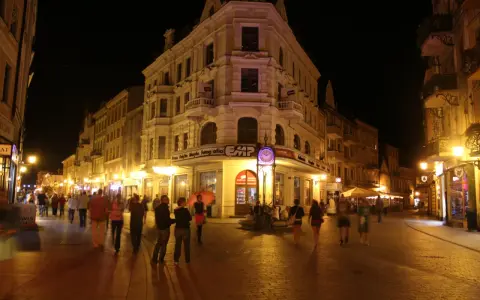 Wieczorny spacer po Rynku w Toruniu, gdzie liczne atrakcje kuszą przechodniów.
