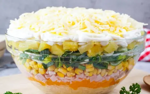 Schichtsalat Rezept: Bunter Schichtsalat in Glas, mit Schinken, Mais, Lauch, Ananas, Ei und Käse.