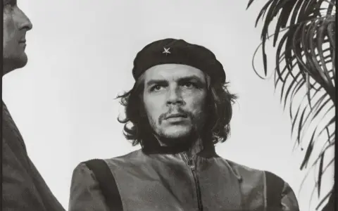 Ritratto iconico di Che Guevara, la foto più famosa del mondo, con un berretto e uno sguardo intenso.