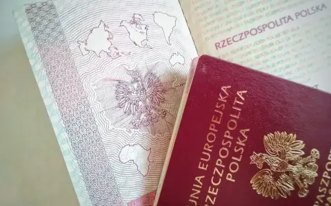 Polski paszport z godłem orła i mapą świata. Planujesz podróż do Szwecji? Sprawdź, czy do Szwecji potrzebny jest paszport.